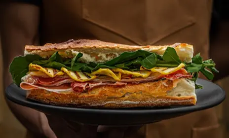 Gusturi mediteraneene: salată cu mozzarella și roșii proaspete