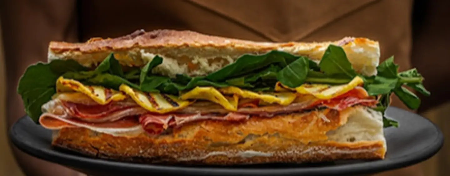 Gusturi mediteraneene: salată cu mozzarella și roșii proaspete