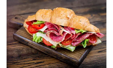 Sandviș cald cu salam crud-uscat și cașcaval